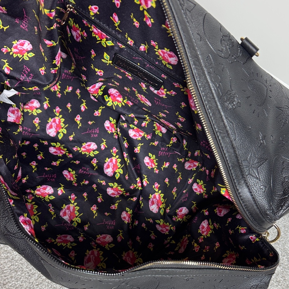 Betsey Johnson skull and heart weekender - Picture 6 of 7